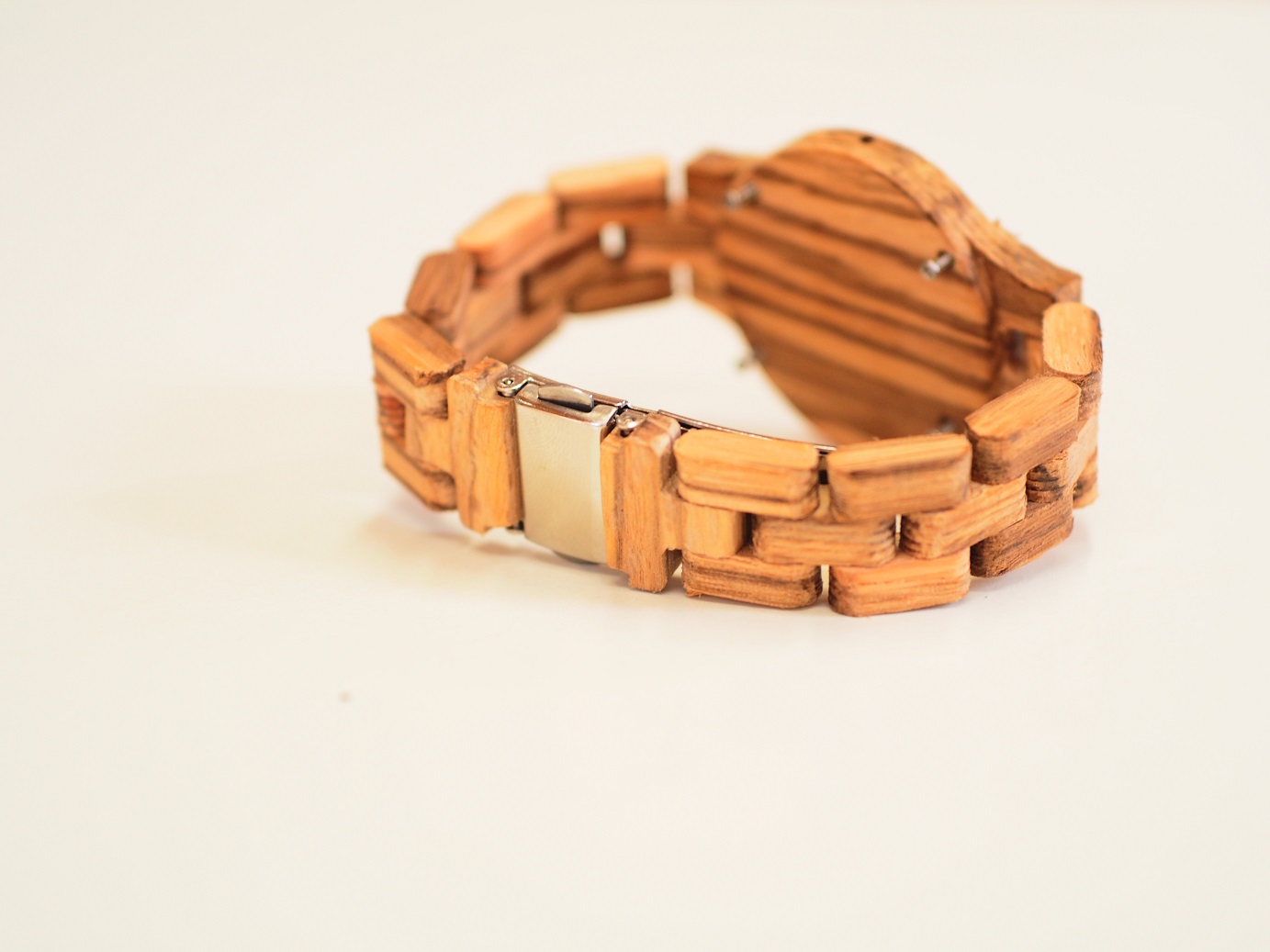 三つ折りベルトの木製腕時計